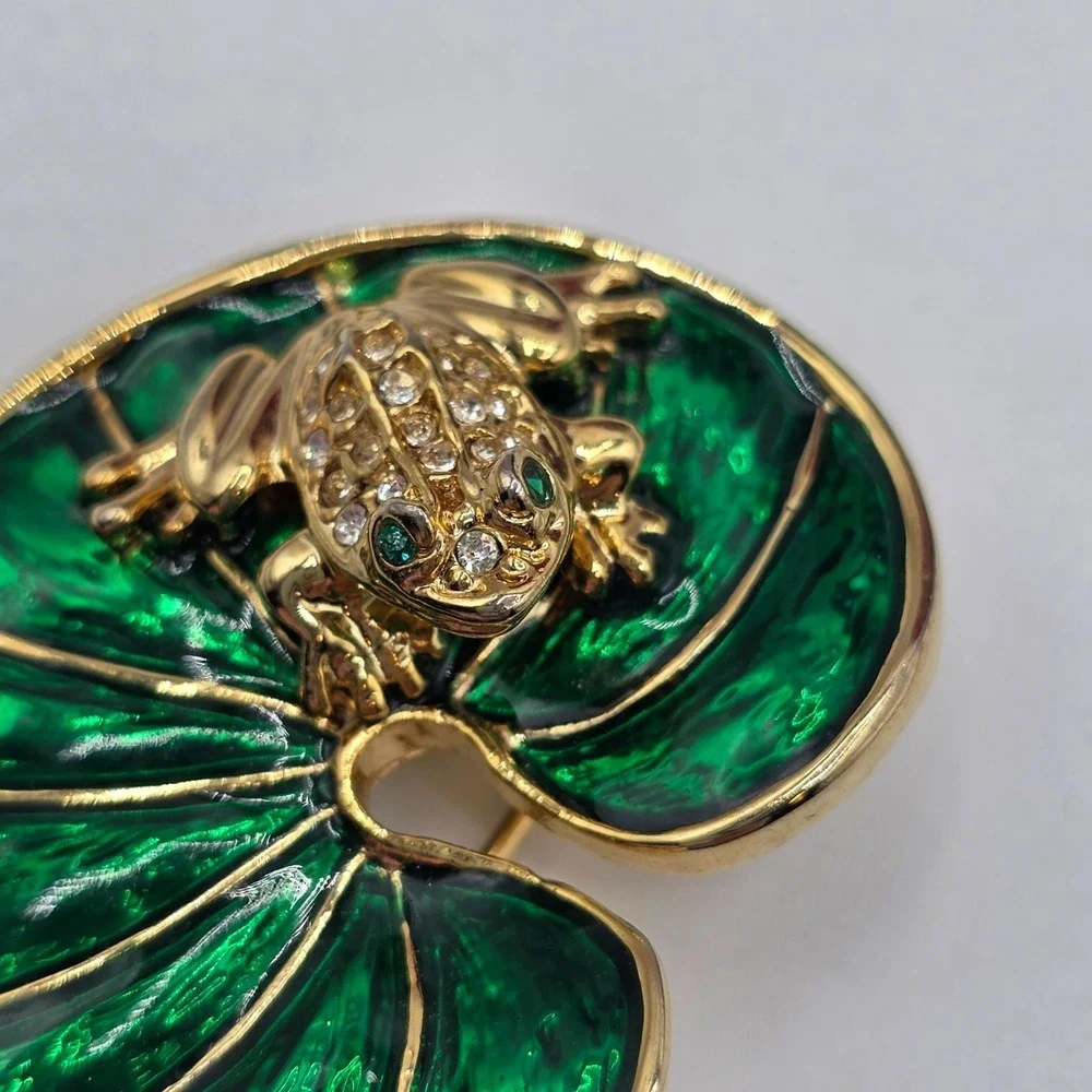 Vintage Enamel Frog Lily Pad Brooch Gold Tone Rhinestone Accents Green‎ Novelty